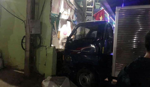 Xe tải đâm nhà dân trong đêm mùng 1 Tết, nhiều người bị thương