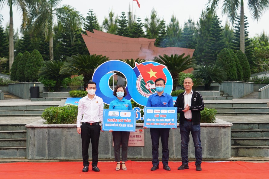 Trao 100 triệu giúp dân Hà Tĩnh sửa chữa trạm y tế sau lũ