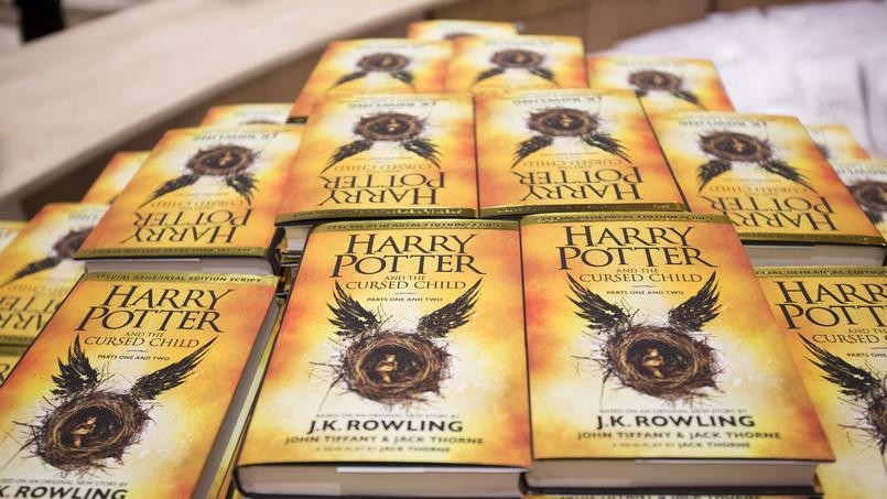 Cuốn sách kịch bản Harry Potter bán gần 3 triệu bản chỉ trong 3 ngày