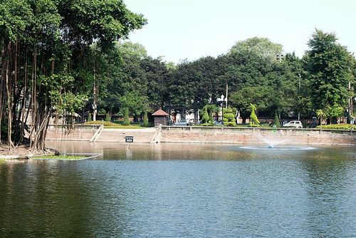 Khu di tích hồ Văn, thuộc Văn Miếu Quốc Tử Giám, nơi một số người tập kết vật liệu lén xây điện thờ
