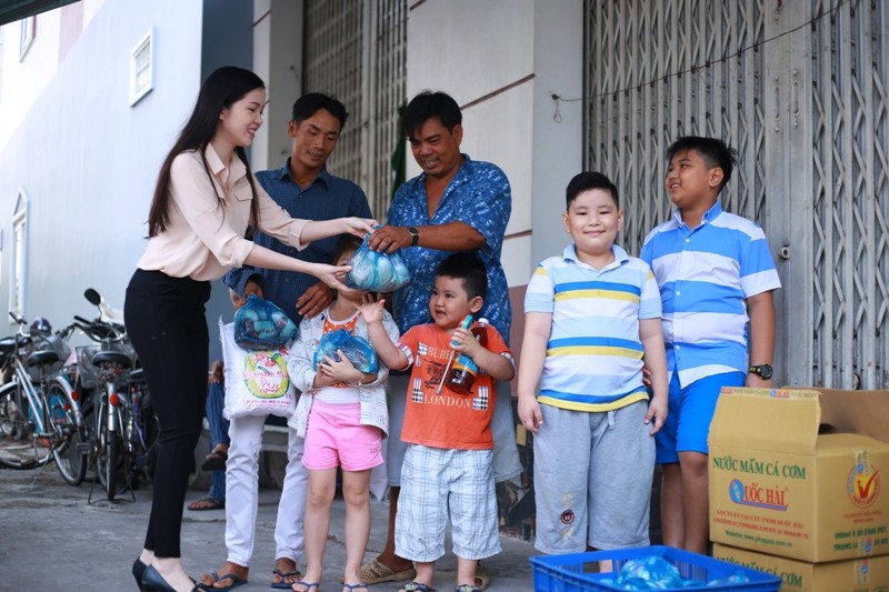 Thuý Vi trao quà tết cho người dân ở quận Ninh Kiều