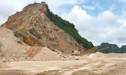 Cảnh khai thác núi đá thuộc khu di sản vịnh Hạ Long. Ảnh: Hoàng Dương