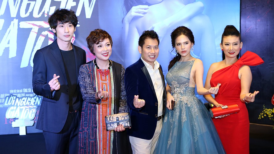 Đạo diễn "Lời nguyền gia tộc" thả tim cùng dàn diễn viên và nhà sản xuất tại lễ ra mắt ở Hà Nội