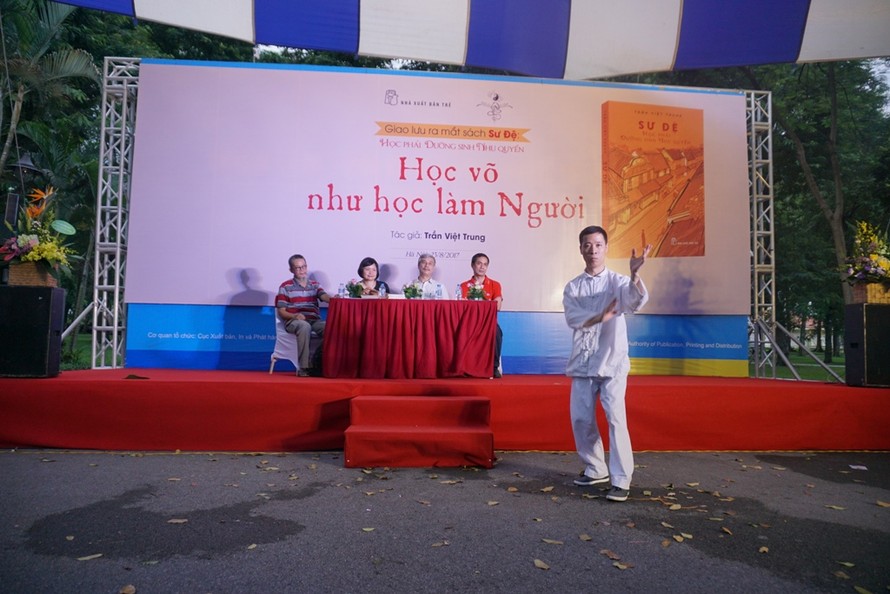 Võ sư biểu diễn võ thuật tại lễ ra mắt sách của võ sư Trần Việt Trung. Ảnh: BẢO HÂN