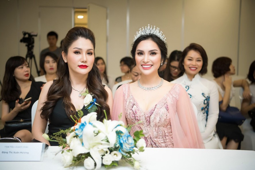 MC Huyền Sâm (trái) Đại sứ cuộc thi mang bộ trang sức trị giá hơn 1 tỷ đồng tại lễ phát động