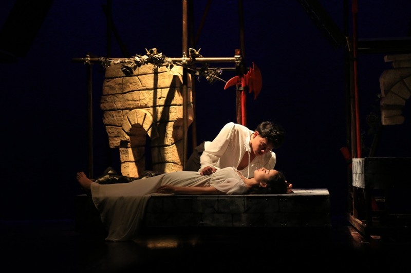Romeo và Juliet của Nhà hát kịch Việt Nam mang màu sắc hiện đại.