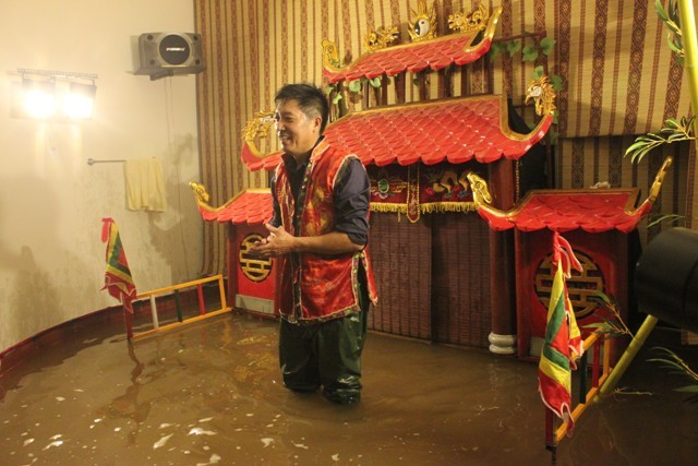 Nghệ sĩ Phan Thanh Liêm tiếp tục mở thêm cơ sở sân khấu rối nước trong nhà phục vụ khách