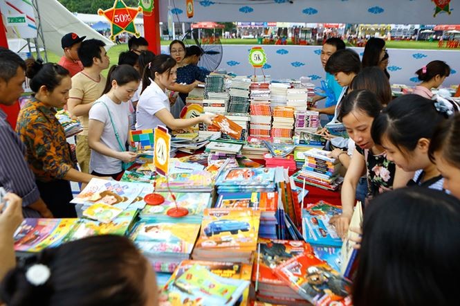 Nhiều bạn đọc bức xúc trước cách tổ chức hội chợ sách mang tên "Lẩu sách cuối năm"