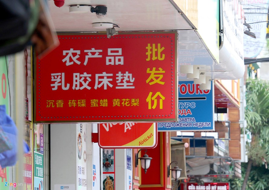 Khánh Hoà đang kiểm tra, chấn chỉnh biển hiệu tiếng nước ngoài ở Nha Trang. Ảnh: An Bình/Zing.vn