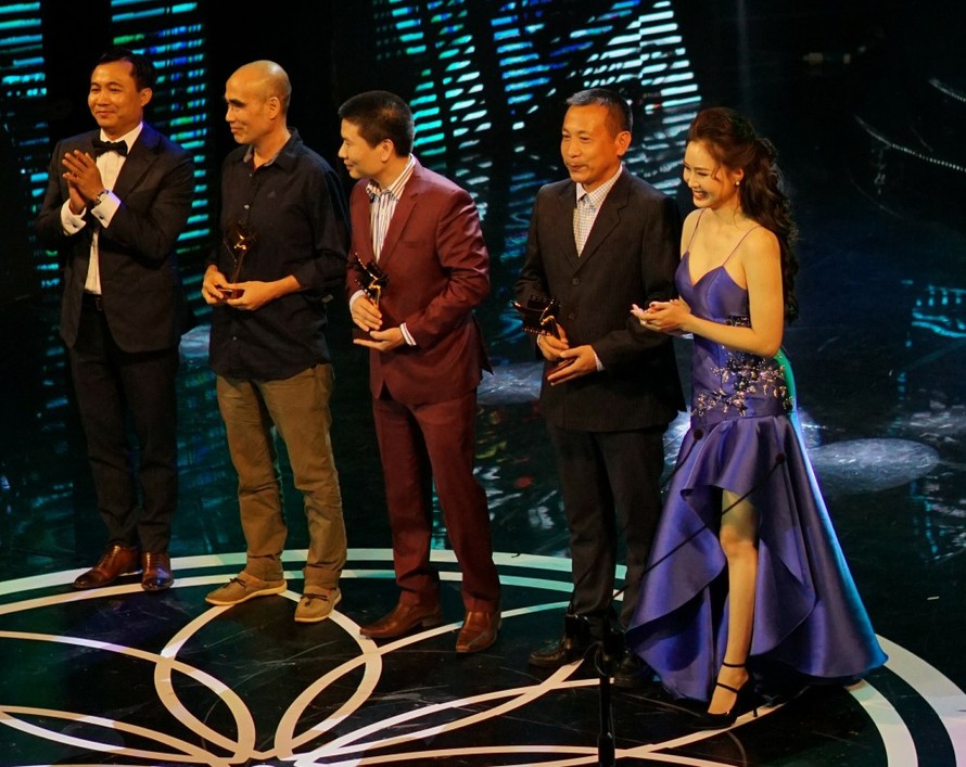 Đạo diễn Đỗ Thanh Hải, Hồng Diễm lên trao giải cho người nhà VFC. Ảnh: Bảo Hân