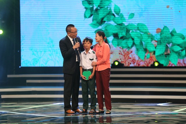 Nhà báo Lại Văn Sâm giao lưu với cậu bé Hồ Minh Hiếu
