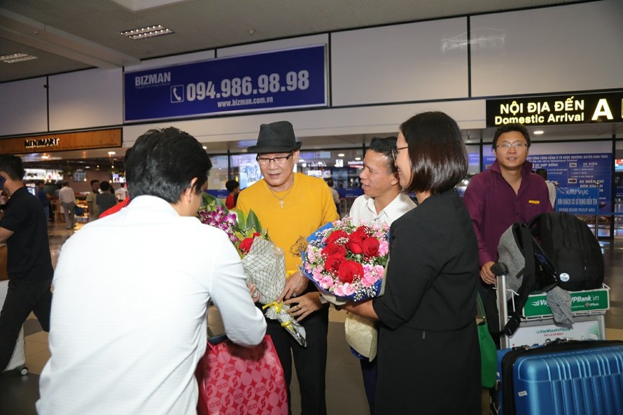 Khán giả đặc biệt đón Tuấn Vũ tại sân bay