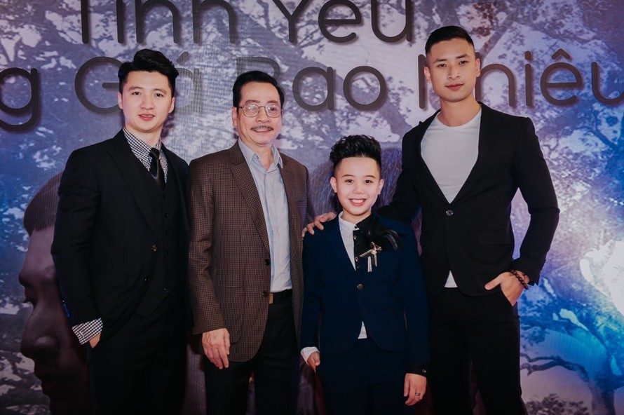 Đạo diễn Nguyễn Trọng Hưng (trái) trong buổi ra mắt phim Tình yêu đáng giá bao nhiêu
