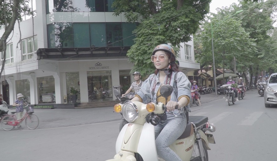 Hình ảnh trẻ trung của Mai Diệu Ly trong MV "Ngẫu hứng phố" của Trần Tiến