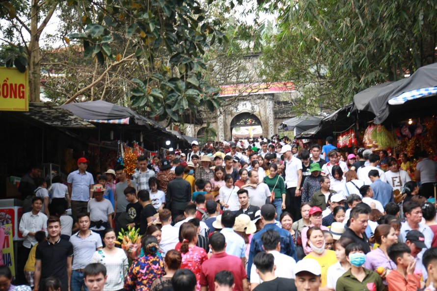Hàng vạn du khách đổ về chùa Hương ngày khai hội. Ảnh: Phạm Hùng