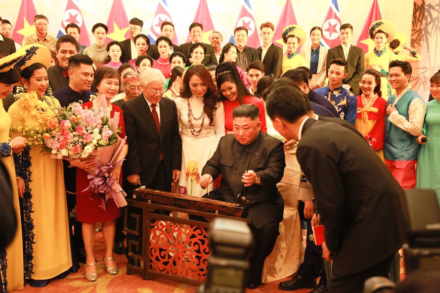 Chủ tịch Kim Jong-un chơi thử đàn bầu Việt Nam