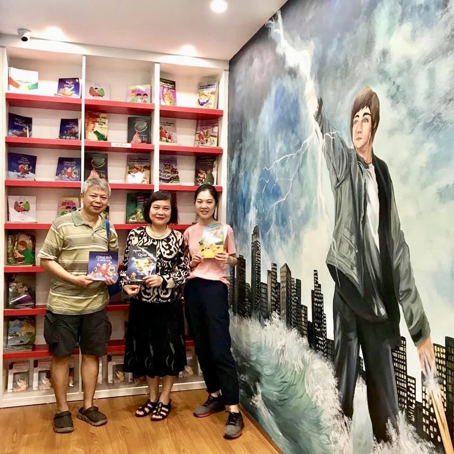 Dịch giả Nguyễn Lệ Chi mở văn phòng đại diện và tiệm sách ở Hà Nội