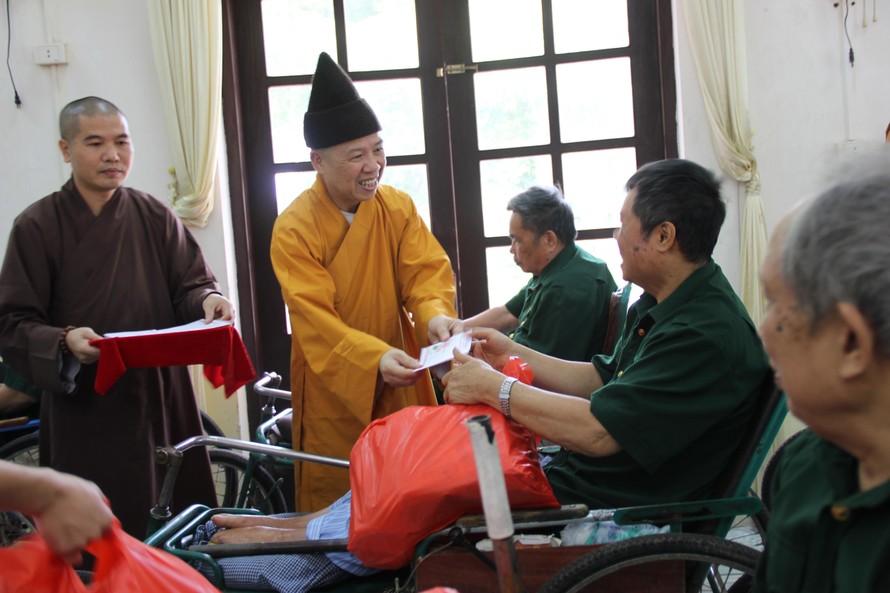 Thượng toạ Thích Thanh Quyết thăm hỏi, tặng quà thương bệnh binh tỉnh Hà Nam