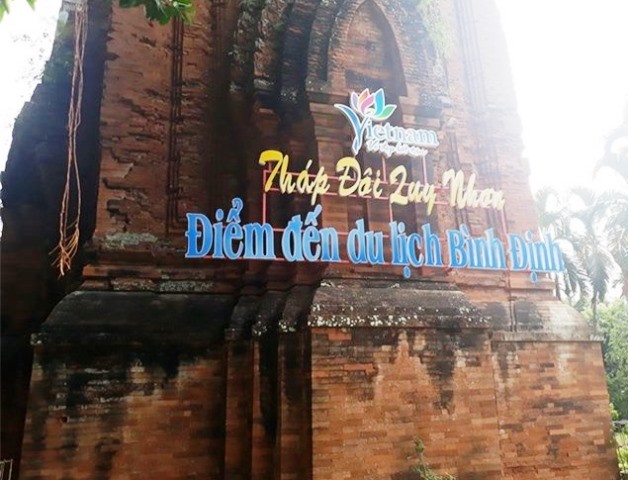 Tháp Chăm ở Bình Định bị khoan, đục và bắt vít treo biển quảng bá du lịch