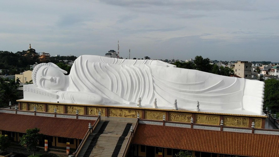Bức tượng Phật nhập Niết bàn trên mái chùa 300 tuổi ở Bình Dương