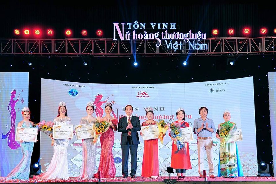 BTC Nữ hoàng thương hiệu Việt Nam còn dính lùm xùm mua giải