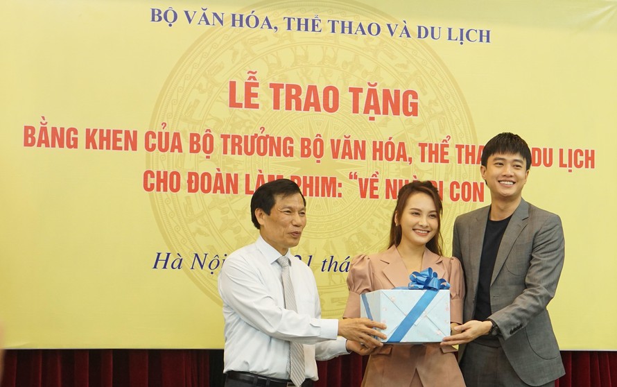 Bộ trưởng Nguyễn Ngọc Thiện trao quà cu Bon cho "bố mẹ" Bảo Thanh-Quốc Trường nhận hộ