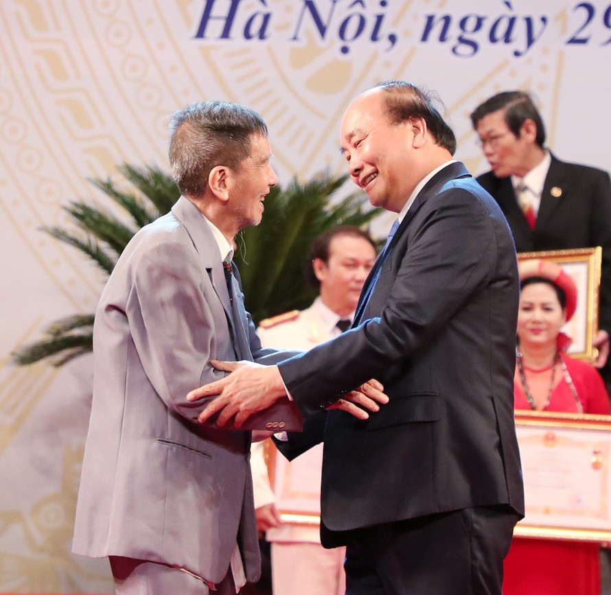 Khoảnh khắc đẹp của NSND Trần Hạnh với Thủ tướng Nguyễn Xuân Phúc