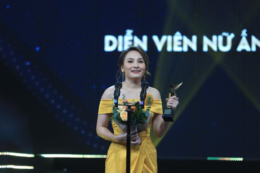 Bảo Thanh nhận giải Nữ diễn viên ấn tượng nhờ vai Anh Thư trong Về nhà đi con