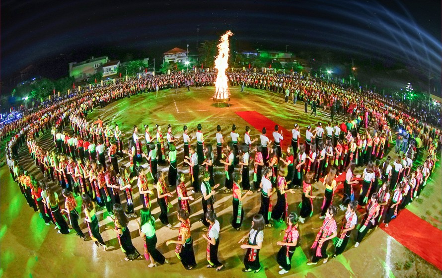 Yên Bái tổ chức cho 5 nghìn người thực hiện màn đại Xòe, ghi nhận kỷ lục thế giới