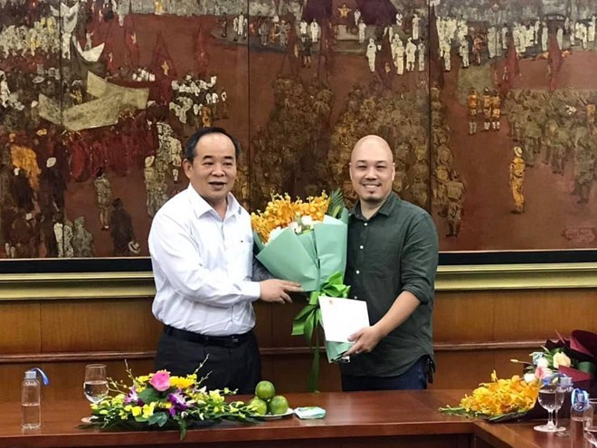 Thứ trưởng Lê Khánh Hải trao quyết định bổ nhiệm cho NSND Triệu Trung Kiên