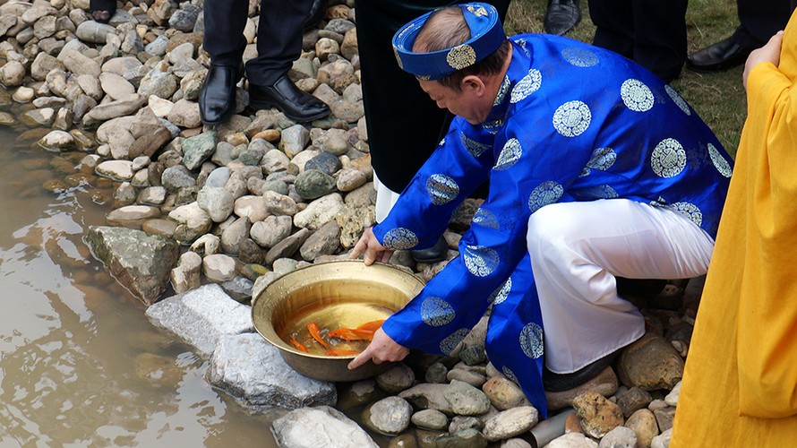 Thả cá chép ở khu di sản Hoàng thành Thăng Long