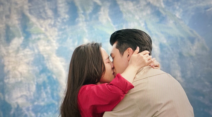Huyn Bin và Ye Jin khóa môi ngọt ngào trong tập cuối "Hạ cánh nơi anh"