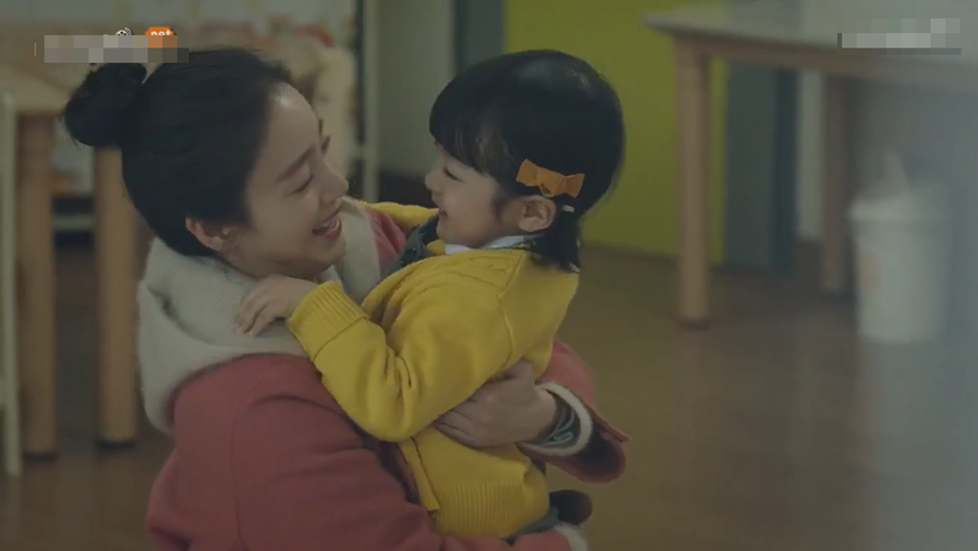 Mẹ ma Kim Tae Hee hạnh phúc ôm con trong vòng tay