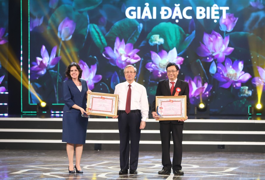 Trao thưởng cho các tác phẩm có chất lượng, tập thể có thành tích trong “Học tập và làm theo tư tưởng, đạo đức, phong cách Hồ Chí Minh” giai đoạn 2018-2020 