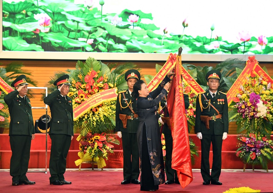 Chủ tịch Quốc hội Nguyễn Thị Kim Ngân trao Huân chương Độc lập hạng Ba
