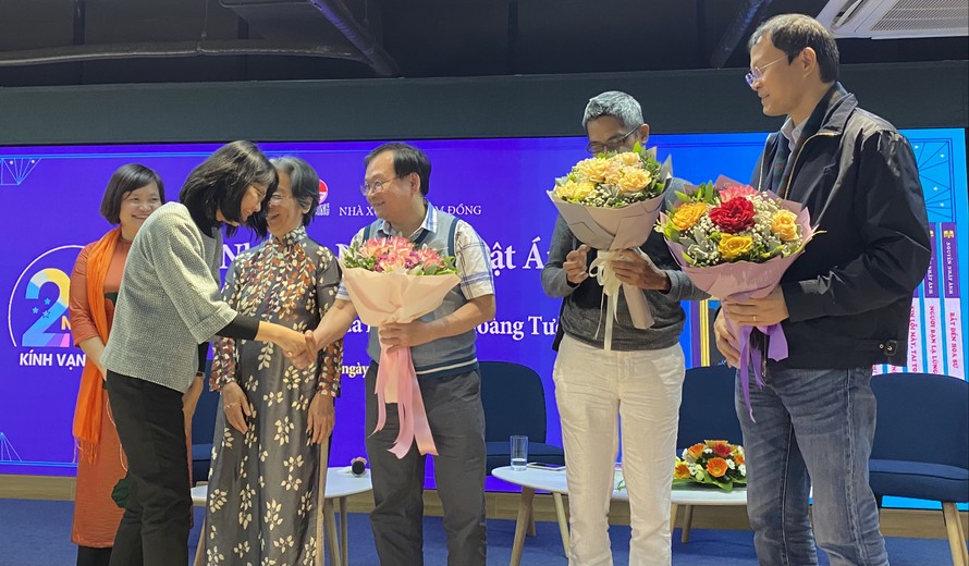 Nhà văn Nguyễn Nhật Ánh ra Hà Nội dự lễ kỷ niệm 25 năm "Kính vạn hoa"
