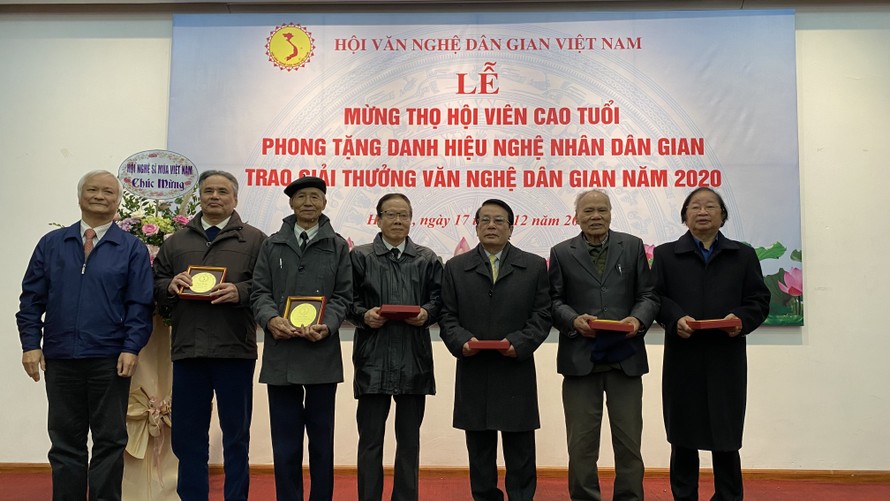 Hội Văn nghệ Dân gian Việt Nam trao tặng thưởng và tổ chức mừng thọ cho các hội viên