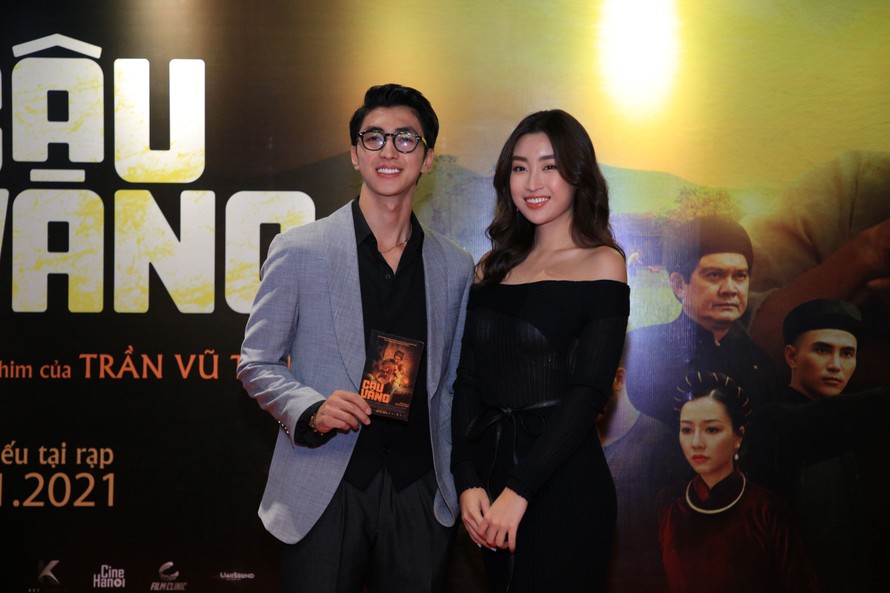 Hoa hậu Đỗ Mỹ Linh, diễn viên Bình An cùng dàn nghệ sĩ chúc mừng ê kíp "Cậu Vàng"