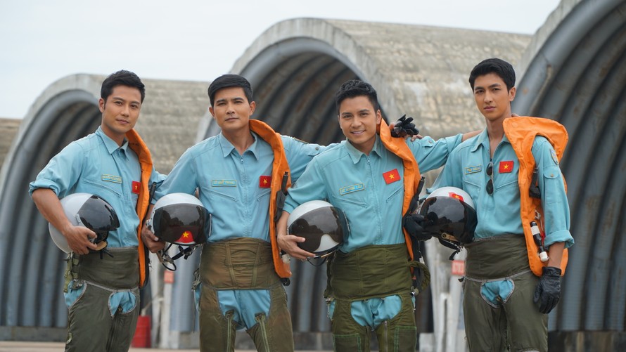 Bốn thầy trò phi công trong "Yêu hơn cả bầu trời". Ảnh: VFC