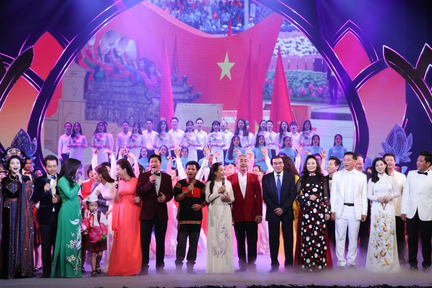 Nhà hát Ca Múa Nhạc Việt Nam quy tụ nhiều nghệ sĩ tên tuổi qua 70 năm trưởng thành.