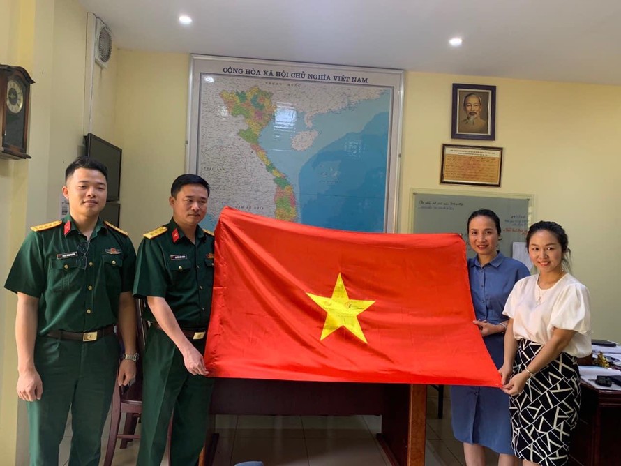 Đại diện Ban thanh niên Quân đội trao tặng lá cờ cho học sinh Trường THCS Nguyễn Công Trứ (Hà Nội).