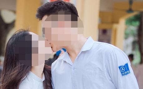 Một cặp đôi học sinh hôn nhau ngay giữa sân trường ở Hà Nội. 
