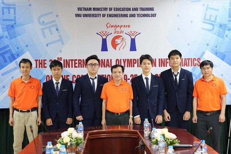 Thí sinh chụp ảnh với Cục trưởng Cục quản lý thi- Bộ GD&ĐT Mai Văn Trinh (áo cam ở giữa).