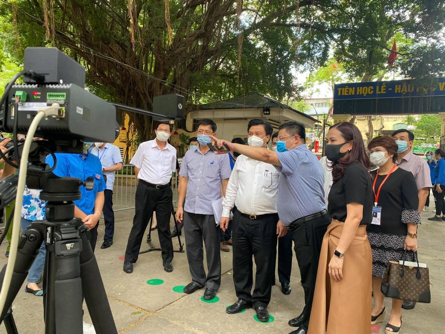 Thứ trưởng Nguyễn Hữu Độ kiểm tra máy đo thân nhiệt tự động tại Trường THPT Việt Đức. 
