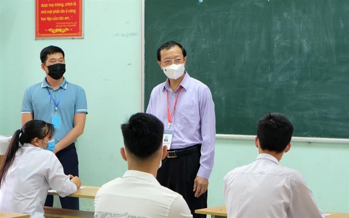 Thứ trưởng Phạm Ngọc Thưởng động viên thí sinh tại điểm thi THPT Việt Yên số 1 (Bắc Giang). 