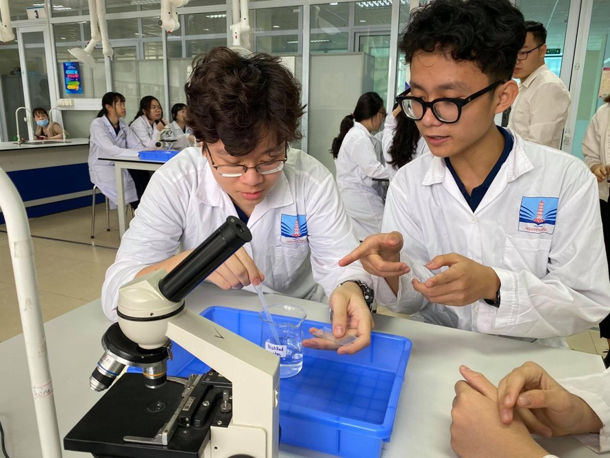 Học sinh Trường Nguyễn Siêu trong một giờ học, năm học 2020-2021. 