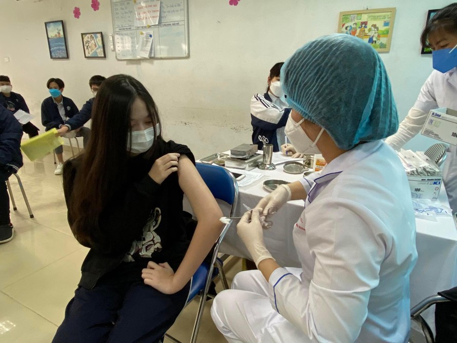 Học sinh THCS tại Hà Nội tiêm vắc xin phòng COVID-19. 