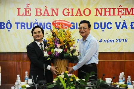 Bộ trưởng Phùng Xuân Nhạ tặng hoa cho người tiền nhiệm.