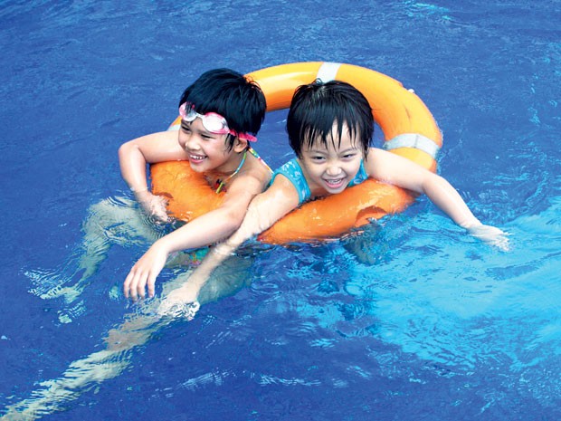 Bao giờ học sinh tiểu học Việt Nam mới được phổ cập bơi lội? 