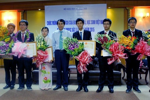 Đội tuyển Việt Nam dự thi Olympic Vật Lý Châu Á năm 2015 thắng lớn với 3 HCV, 2 HCB.
